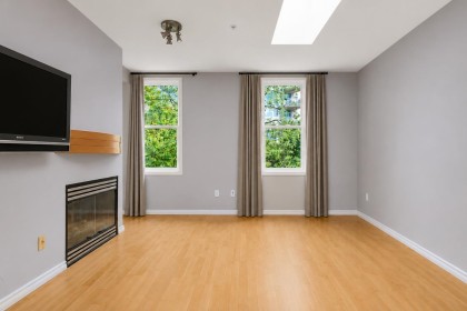 Photo 4 at 103 - 108 W Esplanade, Lower Lonsdale, North Vancouver