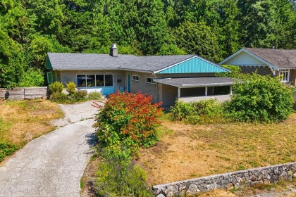 Photo 2 at 3922 Sunnycrest Drive, Forest Hills NV, North Vancouver