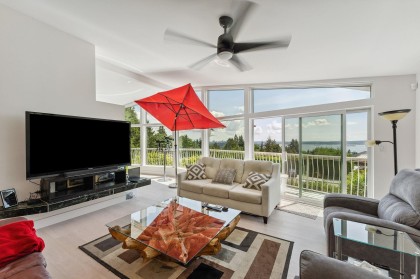 Photo 1 at 1725 Rosebery Avenue, Queens, West Vancouver