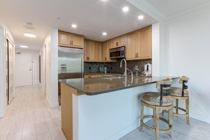 Photo 9 at 702 - 588 Broughton Street, Coal Harbour, Vancouver West