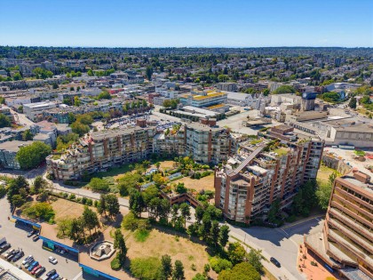 Photo 32 at 304 - 1490 Pennyfarthing Drive, False Creek, Vancouver West