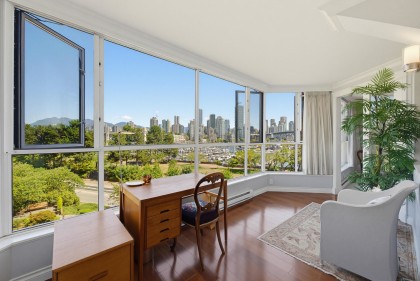 Photo 1 at 304 - 1490 Pennyfarthing Drive, False Creek, Vancouver West