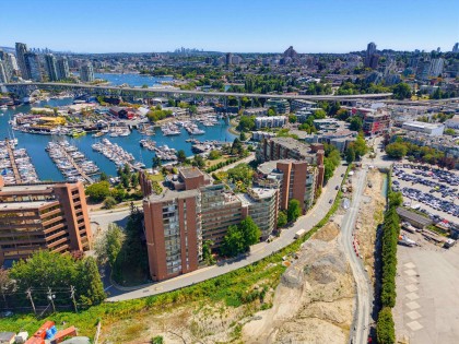 Photo 33 at 304 - 1490 Pennyfarthing Drive, False Creek, Vancouver West