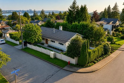 Photo 1 at 3277 Chesterfield Avenue, Upper Lonsdale, North Vancouver