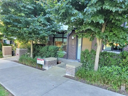 Photo 2 at 7585 Yukon Street, Marpole, Vancouver West