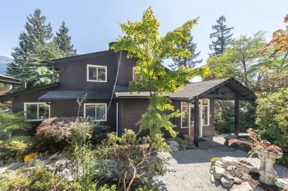 Photo 3 at 330 Sasamat Lane, Woodlands-Sunshine-Cascade, North Vancouver