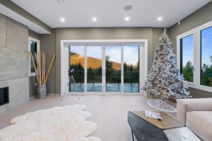 Photo 6 at 592 Craigmohr Drive, Glenmore, West Vancouver