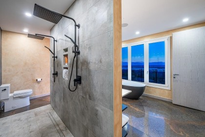 Photo 17 at 592 Craigmohr Drive, Glenmore, West Vancouver