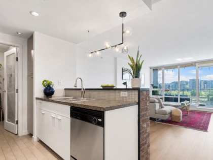 Photo 10 at 801 - 980 Cooperage Way, Yaletown, Vancouver West
