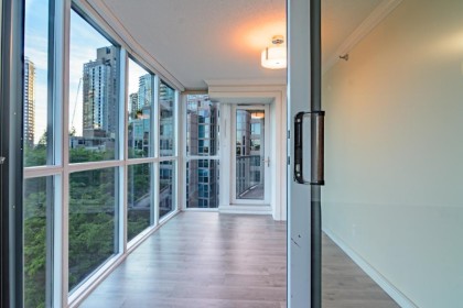 Photo 3 at 802 - 388 Drake Street, Yaletown, Vancouver West