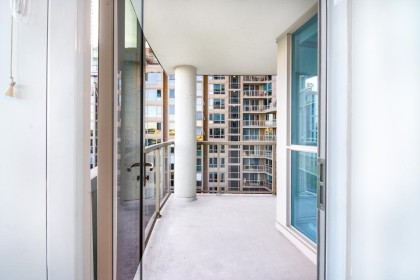 Photo 5 at 802 - 388 Drake Street, Yaletown, Vancouver West