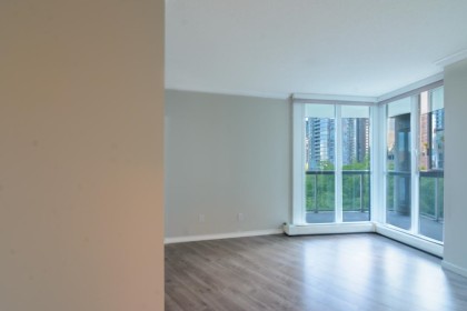 Photo 11 at 802 - 388 Drake Street, Yaletown, Vancouver West