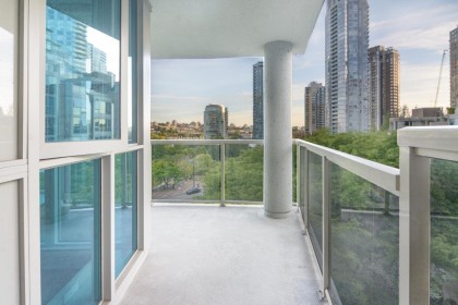 Photo 4 at 802 - 388 Drake Street, Yaletown, Vancouver West