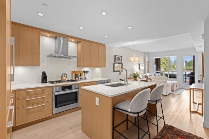 Photo 2 at 402 - 3220 Connaught Crescent, Edgemont, North Vancouver