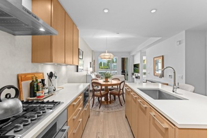 Photo 6 at 402 - 3220 Connaught Crescent, Edgemont, North Vancouver
