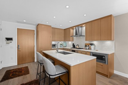 Photo 5 at 402 - 3220 Connaught Crescent, Edgemont, North Vancouver
