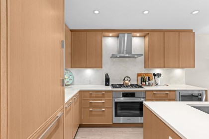 Photo 4 at 402 - 3220 Connaught Crescent, Edgemont, North Vancouver