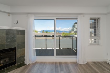 Photo 7 at 302 - 3788 W 10th Avenue, Point Grey, Vancouver West
