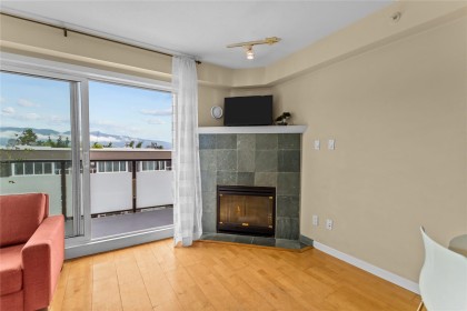 Photo 4 at 301 - 3788 W 10th Avenue, Point Grey, Vancouver West