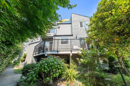 Photo 2 at 4 - 230 W 16th Street, Central Lonsdale, North Vancouver