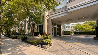 Photo 3 at 608 - 1228 Marinaside Crescent Street, Yaletown, Vancouver West