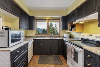 Photo 8 at 556 Ballantree Road, Glenmore, West Vancouver