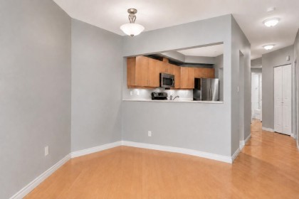 Photo 10 at 103 - 108 W Esplanade, Lower Lonsdale, North Vancouver