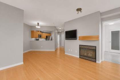 Photo 8 at 103 - 108 W Esplanade, Lower Lonsdale, North Vancouver