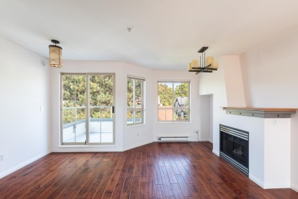 Photo 3 at 34 - 2375 W Broadway, Kitsilano, Vancouver West