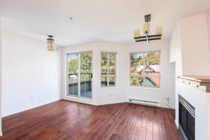 Photo 4 at 34 - 2375 W Broadway, Kitsilano, Vancouver West