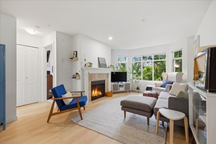 Photo 2 at 411 - 2059 Chesterfield Avenue, Central Lonsdale, North Vancouver