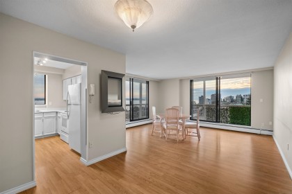 Photo 2 at 902 - 1390 Duchess Avenue, Ambleside, West Vancouver