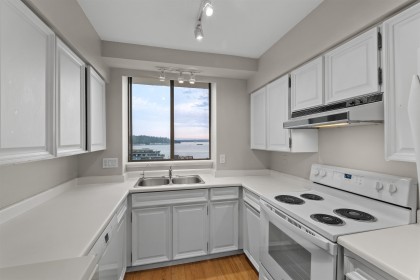 Photo 10 at 902 - 1390 Duchess Avenue, Ambleside, West Vancouver