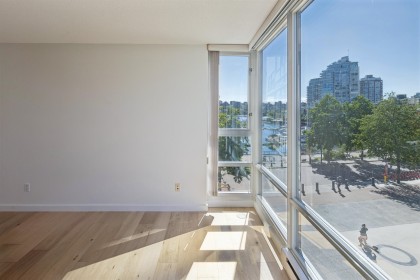 Photo 4 at 505 - 1067 Marinaside Crescent, Yaletown, Vancouver West