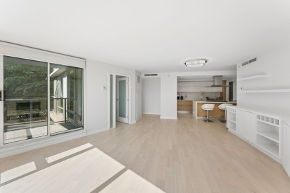 Photo 5 at 305 - 8 Smithe Mews, Yaletown, Vancouver West