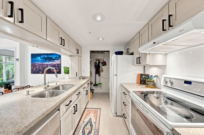 Photo 12 at 304 - 865 W 15th Avenue, Fairview VW, Vancouver West