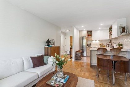 Photo 5 at 303 - 2469 Cornwall Avenue, Kitsilano, Vancouver West
