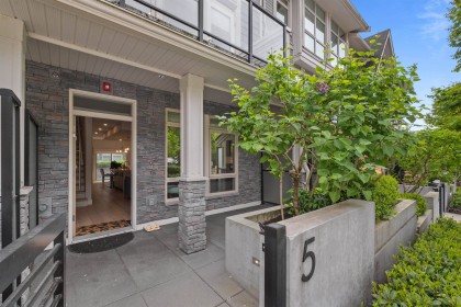 Photo 2 at 5 - 115 W Queens Road, Upper Lonsdale, North Vancouver