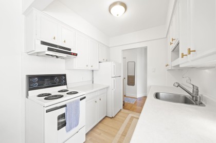 Photo 7 at 504 - 1750 Esquimalt Avenue, Ambleside, West Vancouver