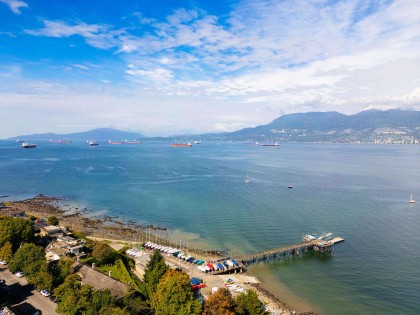 Photo 3 at 303 - 2450 Cornwall Avenue, Kitsilano, Vancouver West