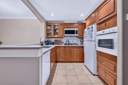 Photo 12 at 213 - 5770 Oak Street, Oakridge VW, Vancouver West