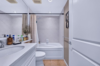 Photo 18 at 213 - 5770 Oak Street, Oakridge VW, Vancouver West