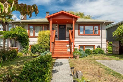 Photo 1 at 430 W Kings Road, Upper Lonsdale, North Vancouver