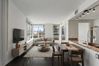 Photo 3 at 569 - 2080 West Broadway Street, Kitsilano, Vancouver West