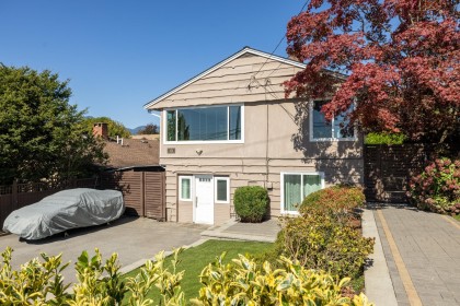 Photo 1 at 424 W Queens Road, Upper Lonsdale, North Vancouver