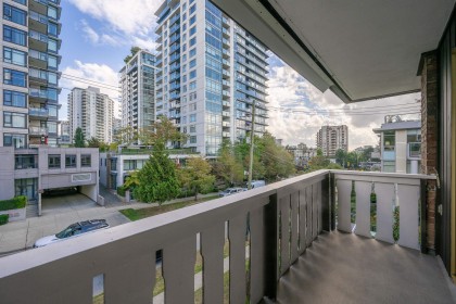 Photo 11 at 302 - 1345 Chesterfield Avenue, Central Lonsdale, North Vancouver