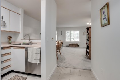 Photo 3 at 205 - 1535 Chesterfield Avenue, Central Lonsdale, North Vancouver