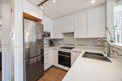 Photo 3 at 316 - 2565 W Broadway Street, Kitsilano, Vancouver West