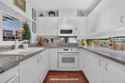 Photo 10 at 804 - 1600 Hornby Street, Yaletown, Vancouver West