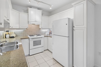 Photo 10 at 106 - 3088 W 41st Avenue, Kerrisdale, Vancouver West